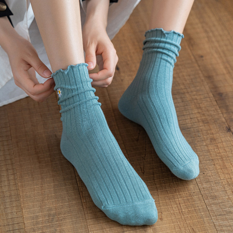【cfh】Streetwear Little Daisies Embroider Cute Socks Women Japanese Korean Harajuku Style Kawaii Socks Autumn Winter for Ladies