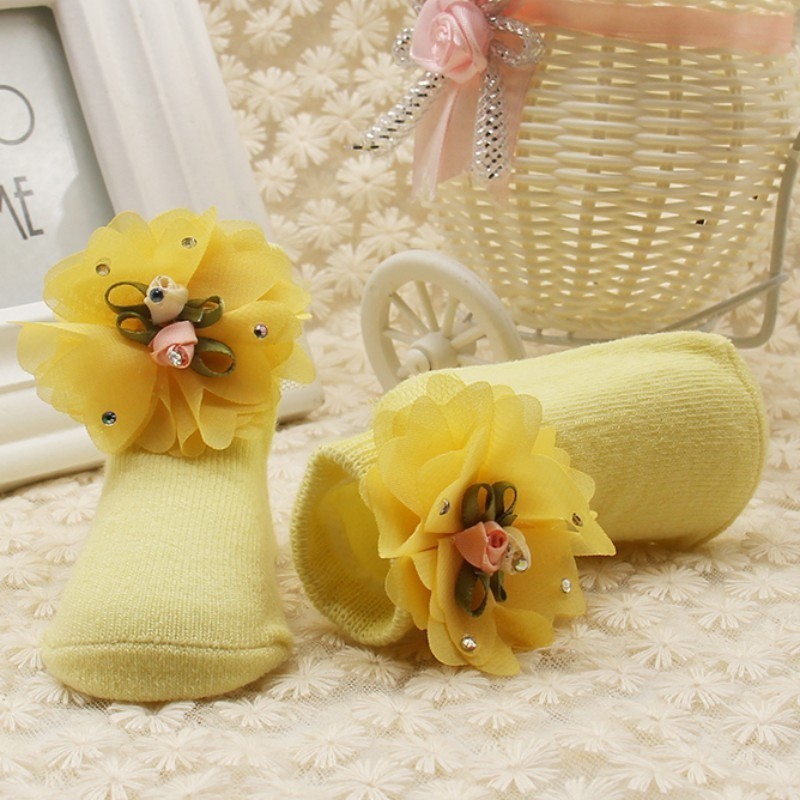 Cặp tất cotton màu trơn gắn hoa xinh xắn cho bé gái