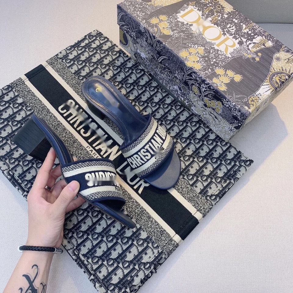 Dép Sandal Gót Vừa Dày Vừa Thêu Chữ d Bằng Da Phong Cách Mùa Hè 2021