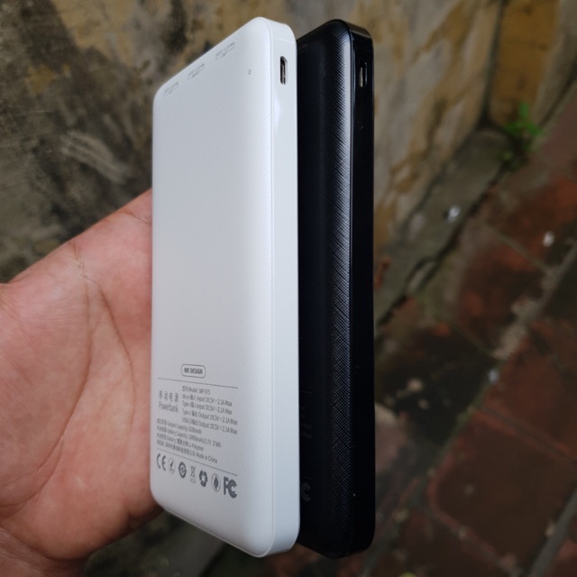 Pin sạc dự phòng 10000mah remax với thiết kế vân sọc chống trơn 2 đầu ra giúp sạc pin dự phòng điện thoại tiện ích