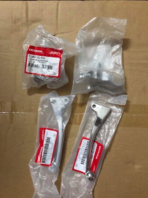 Giá đỡ tay thắng + tay thắng phải Vision zin hãng Honda