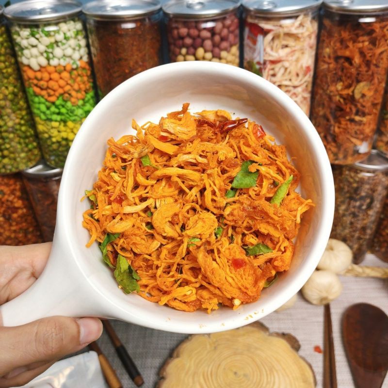 Khô gà lá chanh hũ 300gr loại ngon- Happy Food đồ ăn vặt ngon | BigBuy360 - bigbuy360.vn