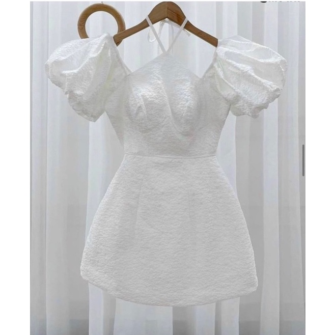 Váy Gấm Xốp Cổ Yếm Hở Vai Tay Phồng Khoá Lưng Màu Trắng, Đầm Dự Tiệc Quảng Châu Chất Xốp