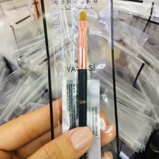 Cọ Nhấn Đuôi Mắt - E09