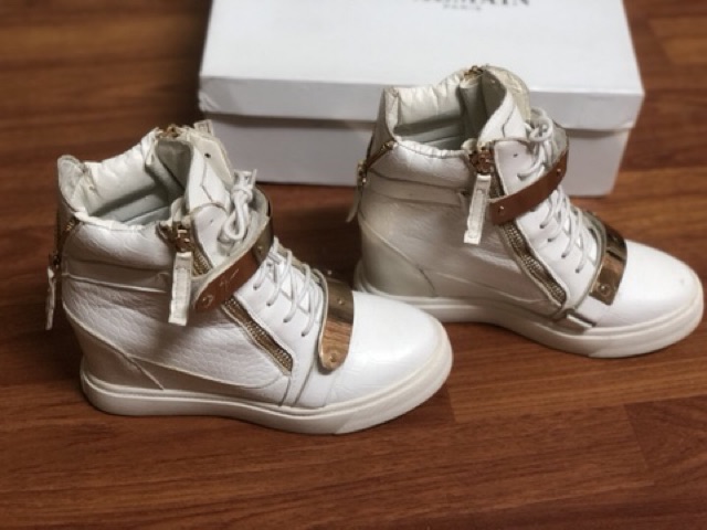 Sneaker trắng 👟