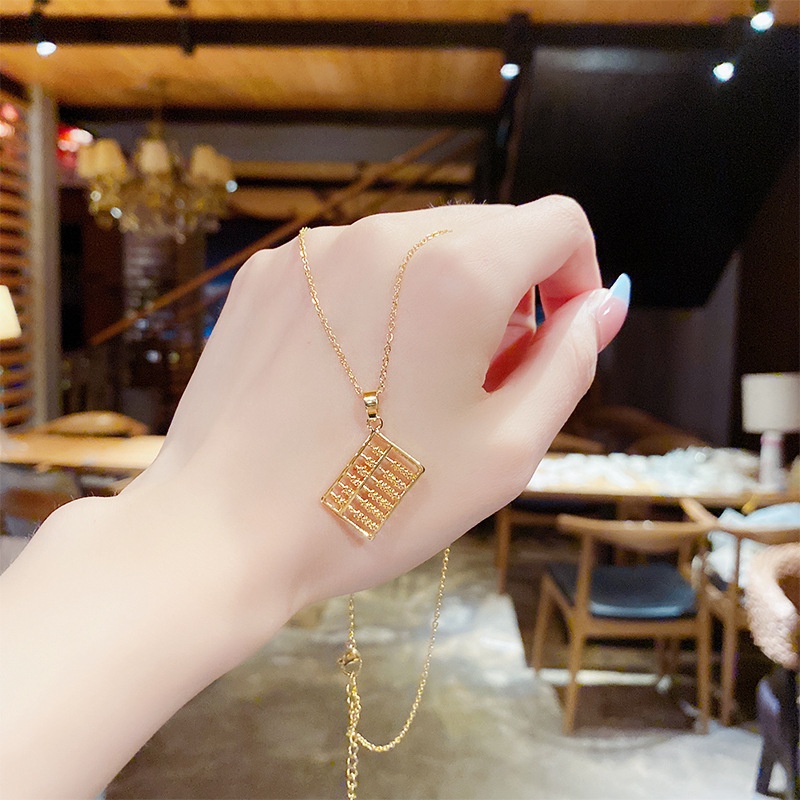 The pendant pendant of fluorescent titanium steel of Japan and Korean design for the necklaces to the new collarbone, which is simply new power.