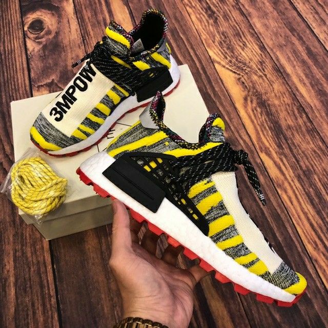 Giày HUMAN race vàng