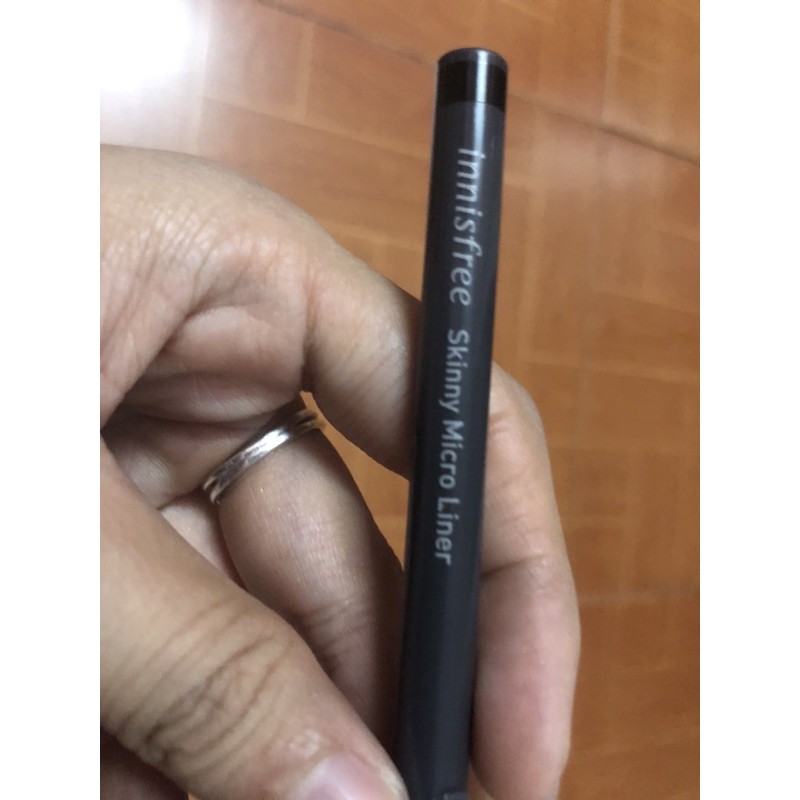 pass kẻ eyeliner innisfree và son apieu