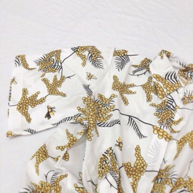 Set áo trắng họa tiết phối cùng chân váy vàng rạng rỡ