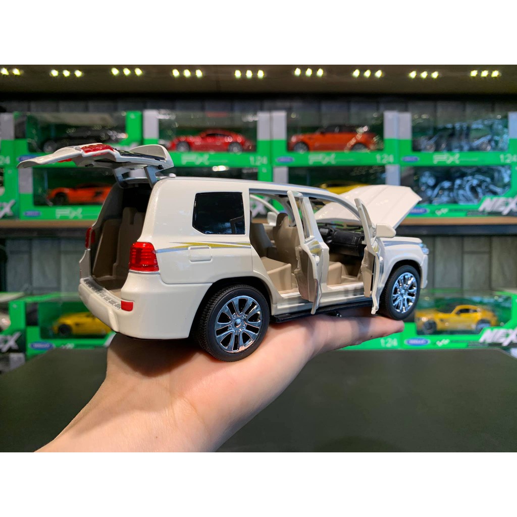 Xe mô hình hợp kim Toyota Landcruiser V8 tỉ lệ 1:24 hãng XLG màu trắng