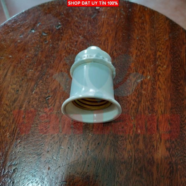 Đui xoáy sản xuất từ nhựa đạt tiêu chuẩn. Hạn chế chập cháy, vỡ