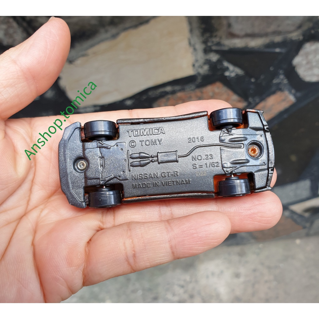 Mô hình xe Nissan GT-R màu đồng mở được cửa tomica Nhật Bản No23