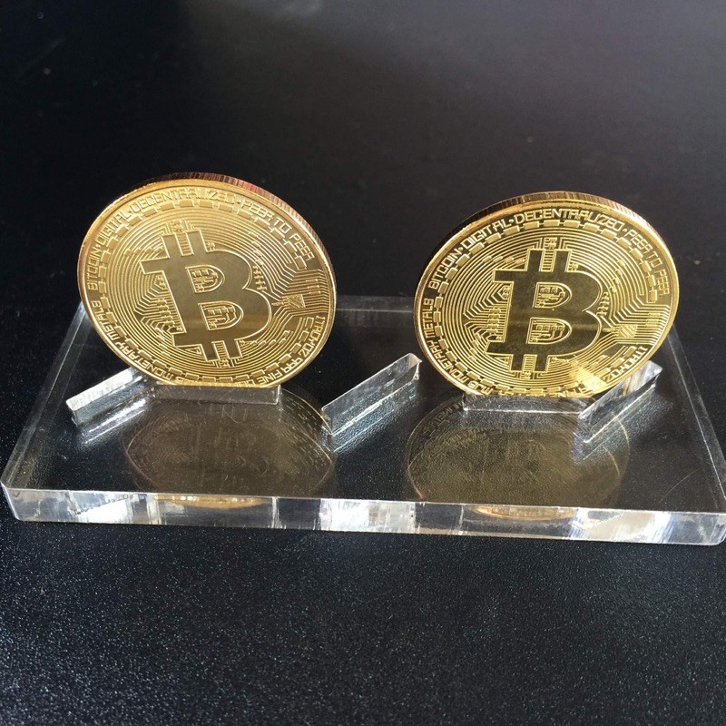 Bộ 2 đồng bitcoin kèm giá đỡ