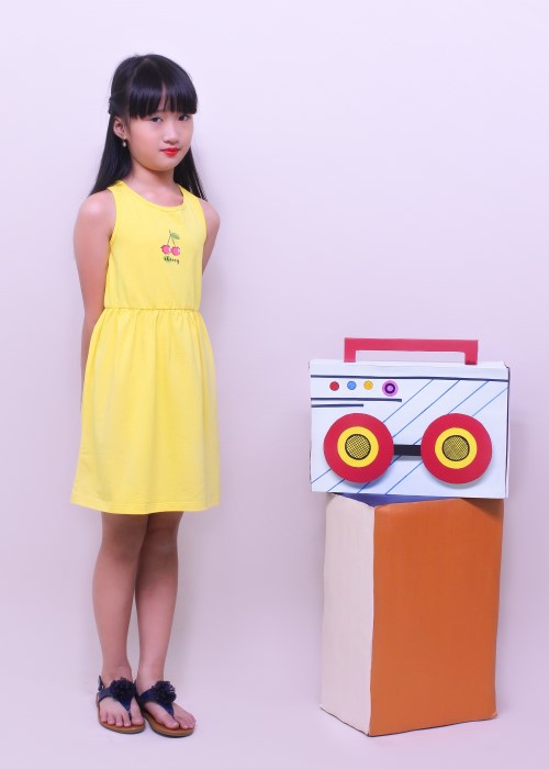 Đầm bé gái khoét lưng thun vàng Jadiny