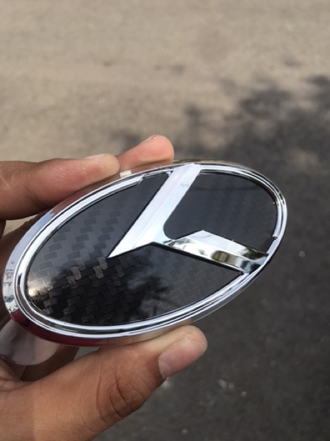 Bộ logo Kia chữ K 7 chi tiết cho KIA & HYUNDAI Nền Carbon