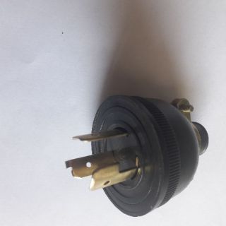 Rắc cắm ba chân máy phát điện