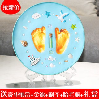 Đất sét in dấu chân tay em bé làm quà tặng