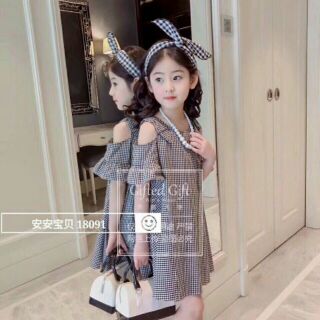 Váy caro cho bé lớn. Size  8-14 tuổi.  Kiểu cách rất đẹp,  nơ vai,  kèm tay rớt  rất xinh yêu.  Có 2 màu cho khách lựa c