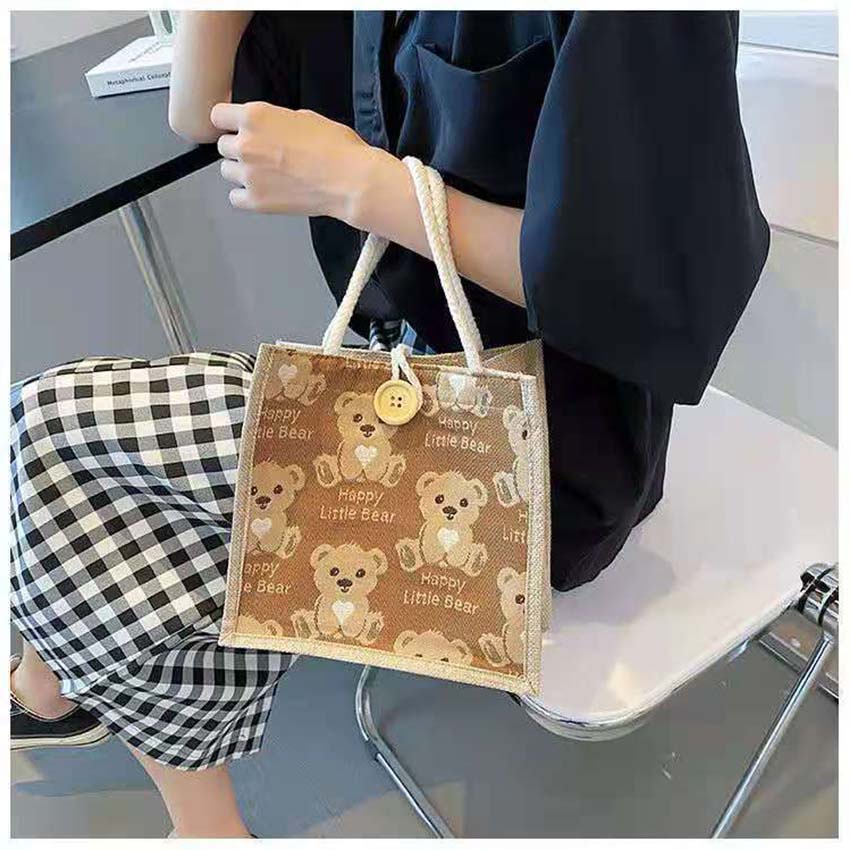 Túi cói hình gấu con dễ thương có nút gài tiện dụng T1025 - túi xách tay nữ dệt mẫu đẹp thời trang - NASI Store