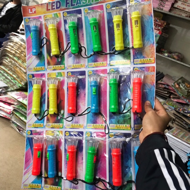 18 chiếc đèn pin to sẵn pin