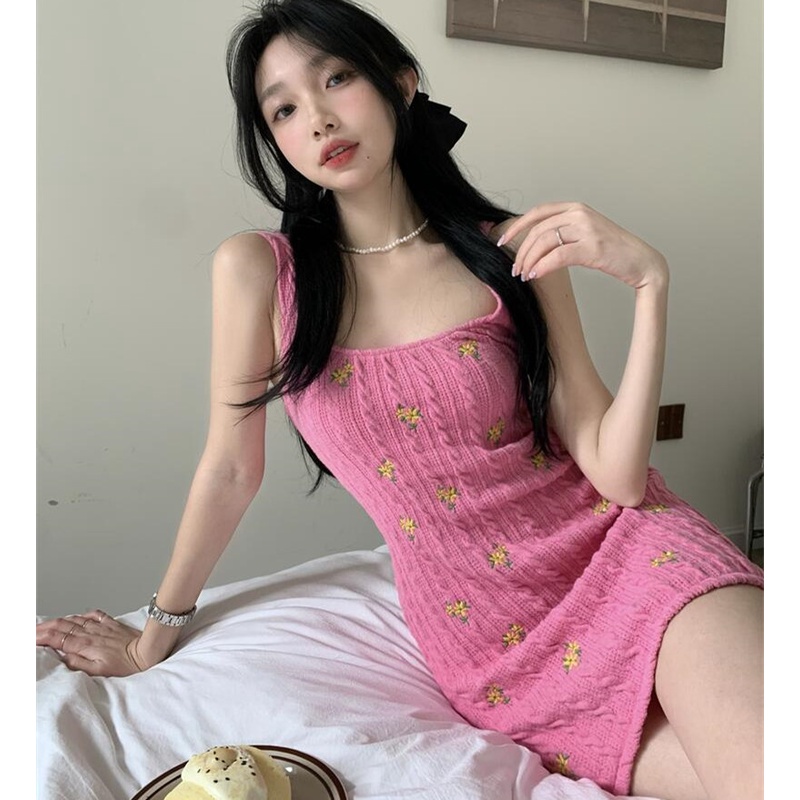 Đầm Dệt Kim Hai Dây Hoạ Tiết Hoa Thêu Thiết Kế Quyến Rũ