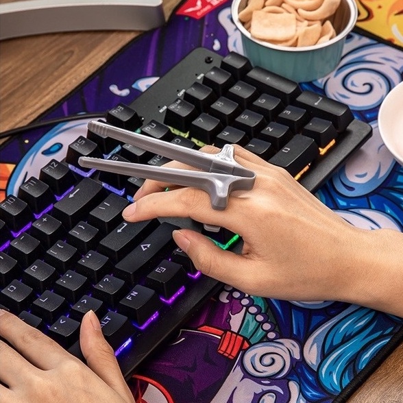 Bộ Đũa Và Kẹp Ngón Tay Giữ Đồ Ăn Nhanh Không Bẩn Chơi Game Cầm Tay Dành Cho Người Lười