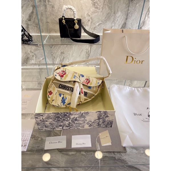 túi xách nữ yên ngựa vải denim thêu hoạ tiết nhỏ trang trí dior CD
