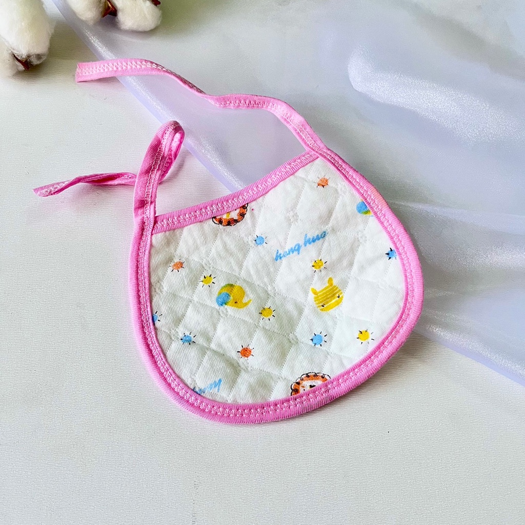 Yếm xô tròn có dây buộc dày dặn thấm hút tốt cho bé, hoạ tiết xinh xắn
