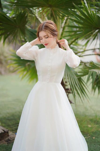 Váy maxi trắng tay dài  đi bàn cô dâu