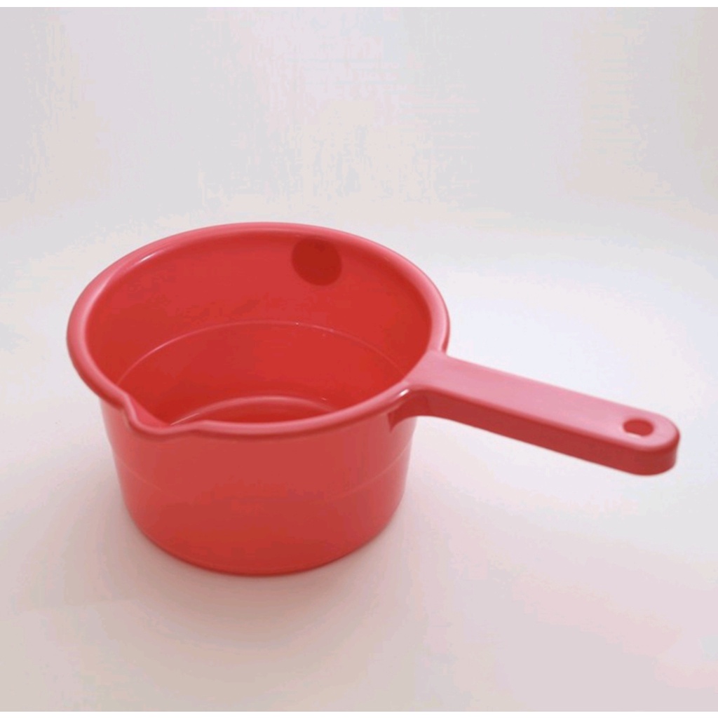 Ca nhựa múc nước Việt Nhật. Ca nhỏ: 19 x 10.5 cm. Ca to: 20.5 x 11.5cm