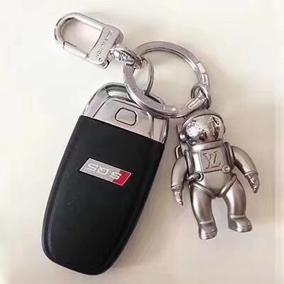 Móc Khóa Hình Phi Hành Gia Khắc Chữ LV Thời Trang
