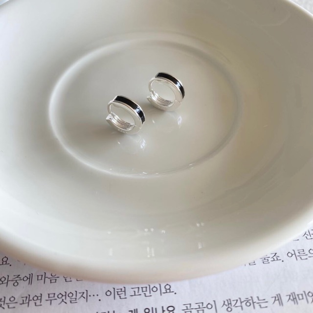 Khuyên tai vuông tròn trơn bạc ta viền đen đk 8-9mm 1 chiếc dày dặn