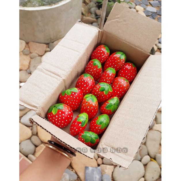 Dâu tây cute trên đá cuội vẽ tay