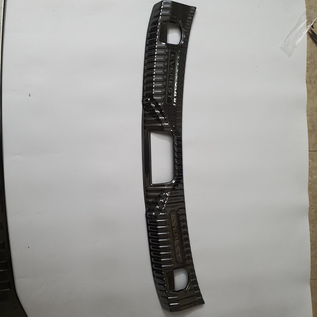 Ốp chống trầy cốp Ford Everest 2022 2023 chất liệu Titan cao cấp
