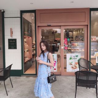 Váy cổ yếm