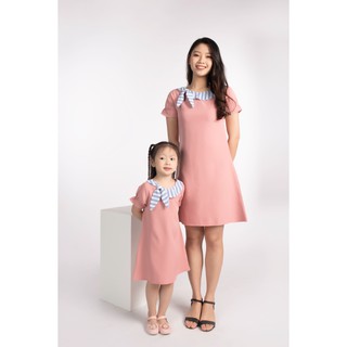 Váy đôi mẹ bé hồng cổ thắt nơ