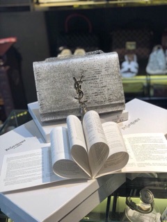 Túi da sần khoá bạc