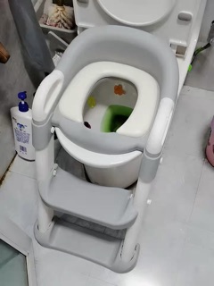 Nắp bồn cầu có thang đi rèn tính tự lập cho bé