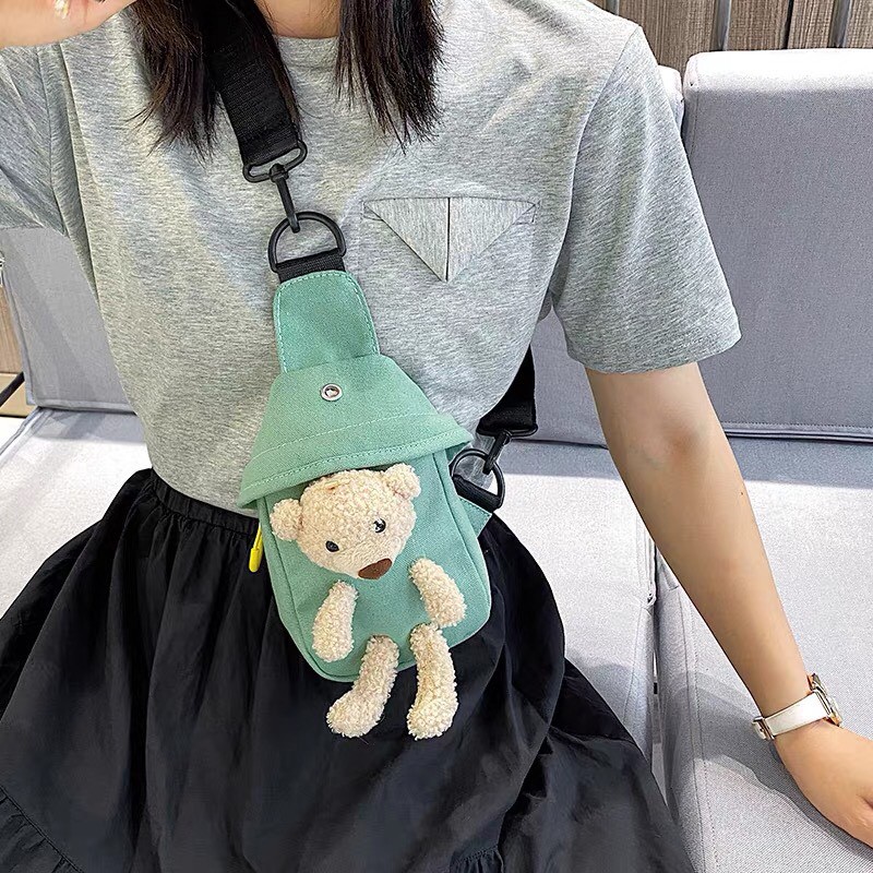 Túi Vải Canvas Đeo Chéo Có Gấu Bông Unisex Hàn Quốc - Túi Bao Tử Dễ Thương
