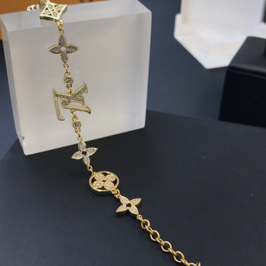 Vòng đeo tay họa tiết hoa phối logo thương hiệu LV màu vàng thanh lịch thiết kế thời trang