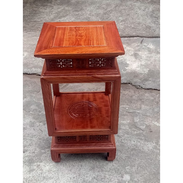 Đôn đèn gỗ hương đá kích thước cao 80 cm mặt vuông 38 cm.