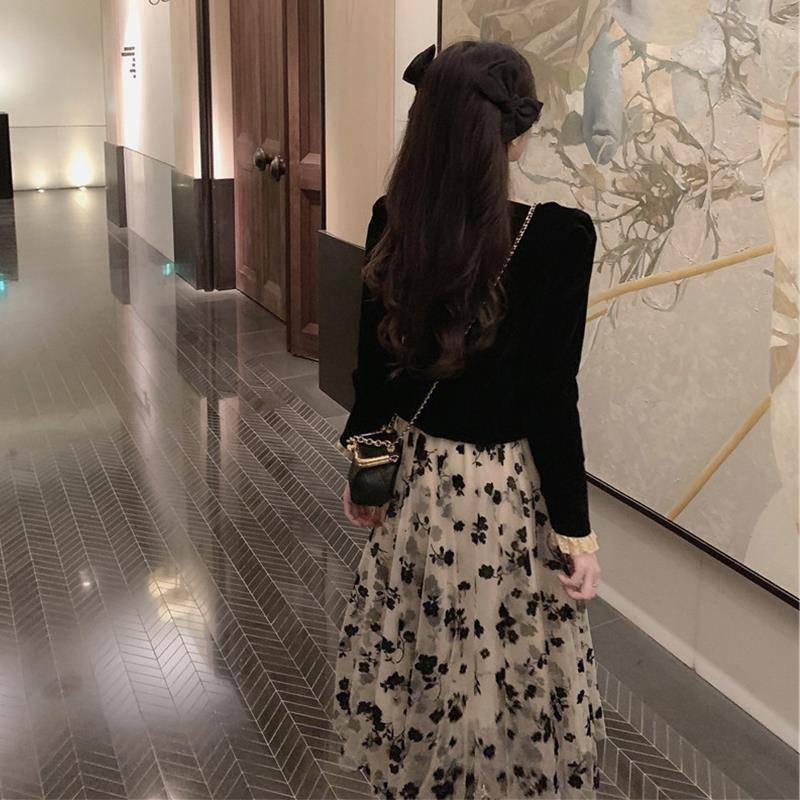 Áo kiểu nhung cổ vuông tay dài + chân váy lưới hoa màu đen thời trang nữ tính 2020