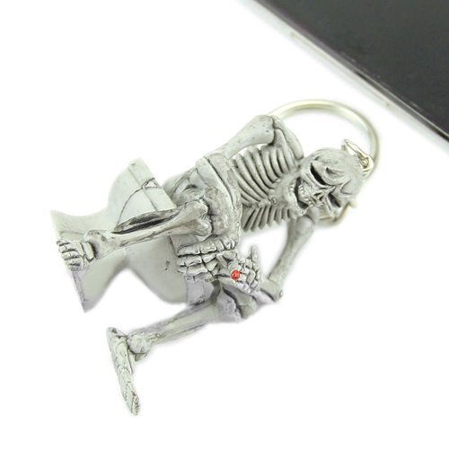 Móc chìa khóa hình bộ xương ngồi toilet độc đáo sáng tạo