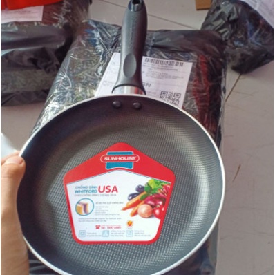 Chảo chống dính SUNHOUSE CS18 - Kích thước 20cm, màu đen, chất liệu hợp kim nhôm siêu bền