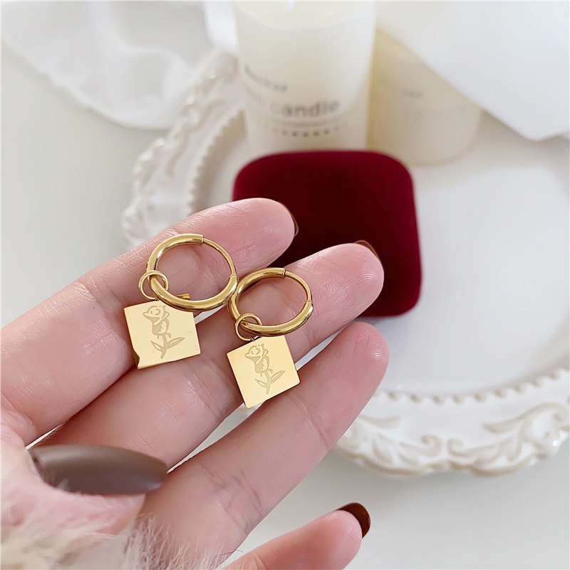 Khuyên tai tròn titan không gỉ mặt vuông hoa hồng mặt tròn nữ hoàng (1 đôi)