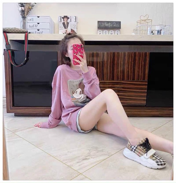 Áo nỉ hồng mickey
