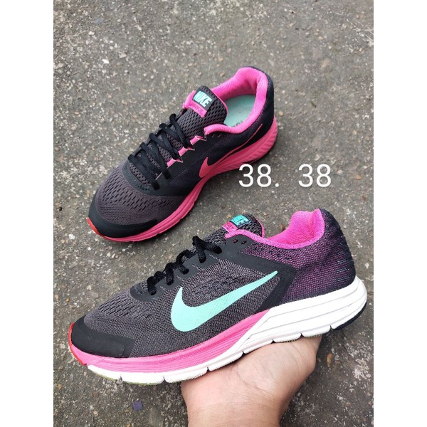 giày thể thao nikeeeeee chạy bộ , hàng 2hand chính hãng, độ mới 95% , bao chidnh hãng, size 38, màu đẹp siêu nhẹ