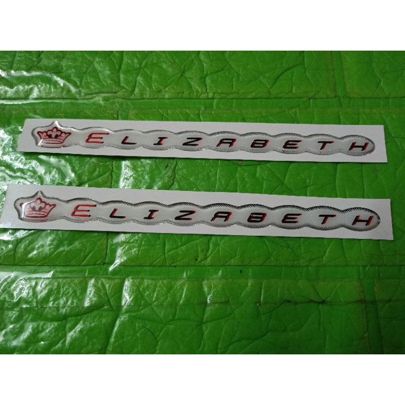 Cặp chữ nổi Elizabeth hàng theo xe