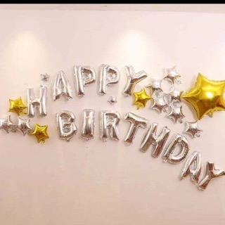 Trang trí sinh nhật với bộ chữ HPBD bạc và nhiều bóng sao lớn, nhỏ