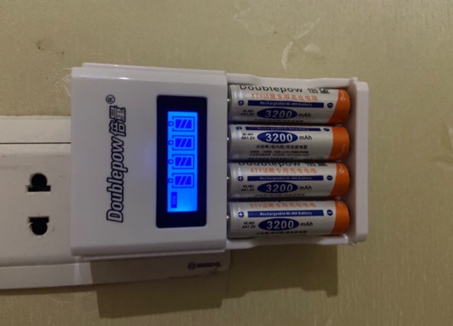 Bộ sạc+ 4 pin AA Doublepow( 4 pin 12V-3200mah)